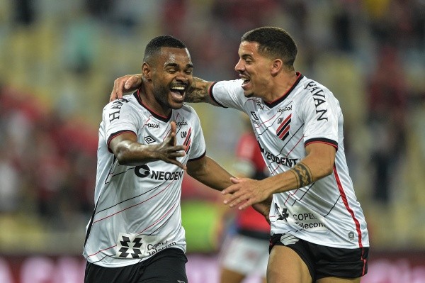 Nikão marcou dois gols na vitória contra o Flamengo