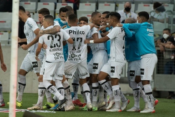 Santos comemorando gol. (Foto: Robson Mafra/AGIF)