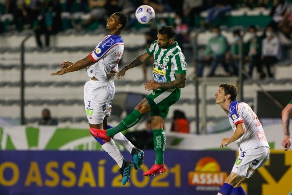 As duas equipes estão brigando contra o Z-4 As duas equipes estão brigando contra o Z-4