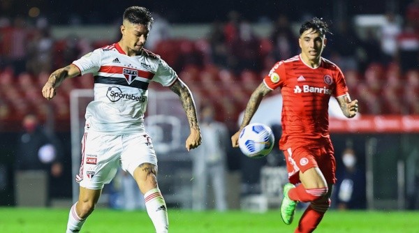 SP - Sao Paulo - 31/10/2021 - BRASILEIRO A 2021, SAO PAULO X INTERNACIONAL - Rigoni jogador do Sao Paulo disputa lance com jogador do Internacional durante partida no estadio Morumbi pelo campeonato Brasileiro A 2021. Foto: Marcello Zambrana/AGIF