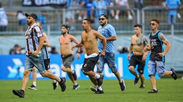 RS - Porto Alegre - 31/10/2021 - BRASILEIRO A 2021, GREMIO X PALMEIRAS - Tumulto entre a torcida do Gremio durante partida no estadio Arena do Gremio pelo campeonato Brasileiro A 2021. Foto: Pedro H. Tesch/AGIF