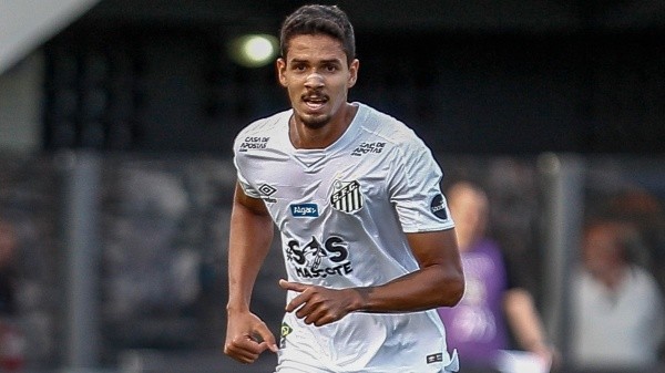 Lucas Veríssimo com o manto do Santos. Foto: Getty Images