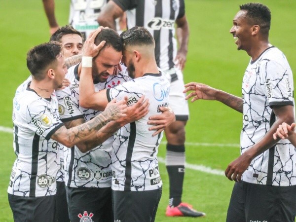 Jô comemorando gol. (Foto: Marcello Zambrana/AGIF)