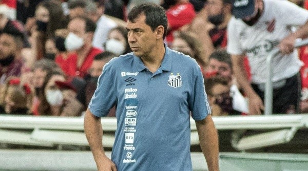 PR - Curitiba - 30/10/2021 - BRASILEIRO A 2021, ATHLETICO-PR X SANTOS - Fabio Carille tecnico do Santos durante partida contra o Athletico-PR no estadio Arena da Baixada pelo campeonato Brasileiro A 2021. Foto: Robson Mafra/AGIF