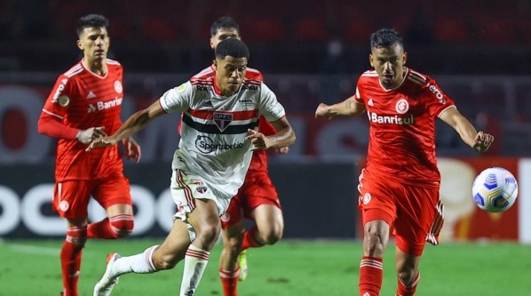 SP - Sao Paulo - 31/10/2021 - BRASILEIRO A 2021, SAO PAULO X INTERNACIONAL - Gabriel Sara jogador do Sao Paulo disputa lance com jogador do Internacional durante partida no estadio Morumbi pelo campeonato Brasileiro A 2021. Foto: Marcello Zambrana/AGIF