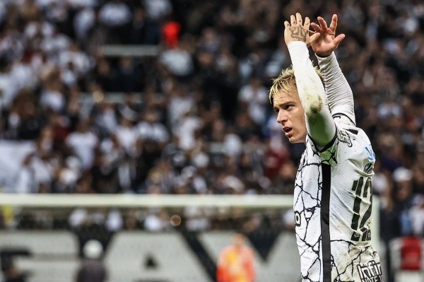 Roger Guedes comemorando gol. (Foto: Marcello Zambrana/AGIF) Roger Guedes comemorando gol. (Foto: Marcello Zambrana/AGIF)