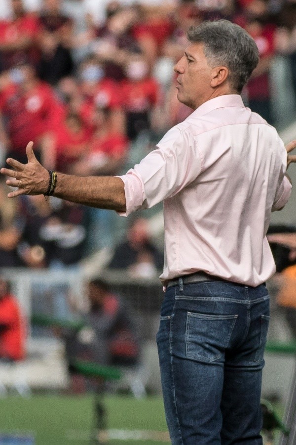 Renato ficou indignado com revisão de expulsão de Kayzer Renato ficou indignado com revisão de expulsão de Kayzer