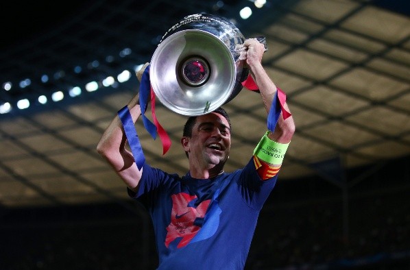 Foto:Paul Gilham/Getty Images | Enquanto jogador do Barcelona,     Xavi conquistou 25 títulos