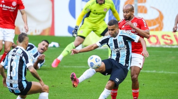 RS - Porto Alegre - 10/07/2021 - BRASILEIRO A 2021, GREMIO X INTERNACIONAL - Alisson jogador do Gremio disputa lance com Patrick jogador do Internacional durante partida no estadio Arena do Gremio pelo campeonato Brasileiro A 2021. Foto: Pedro H. Tesch/AGIF