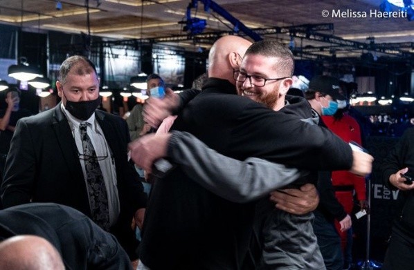O abraço dos campeões (Foto: Melissa Haereiti/PokerNews)