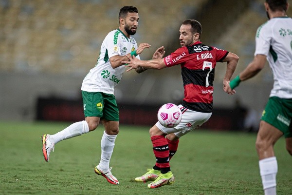RJ - Rio de Janeiro - 17/10/2021 - BRASILEIRO A 2021, FLAMENGO X CUIABA - Everton Ribeiro jogador do Flamengo disputa lance com Clayson jogador do Cuiaba durante partida no estadio Maracana pelo campeonato Brasileiro A 2021. Foto: Jorge Rodrigues/AGIF