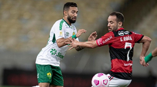 RJ - Rio de Janeiro - 17/10/2021 - BRASILEIRO A 2021, FLAMENGO X CUIABA - Everton Ribeiro jogador do Flamengo disputa lance com Clayson jogador do Cuiaba durante partida no estadio Maracana pelo campeonato Brasileiro A 2021. Foto: Jorge Rodrigues/AGIF