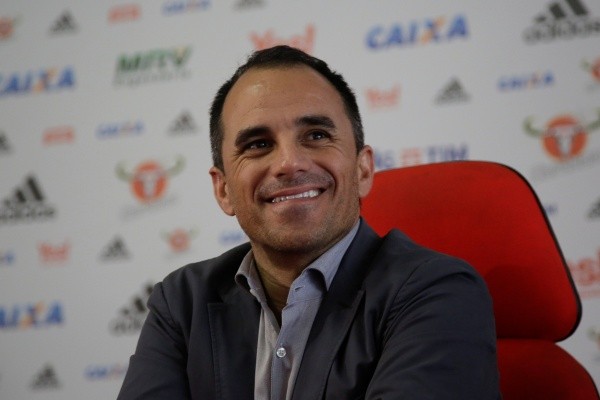 Foto: Luciano Belford/AGIF - o árbitro colocou na súmula do jogo contra o Santos que o diretor teria chutado a porta da cabine do VAR