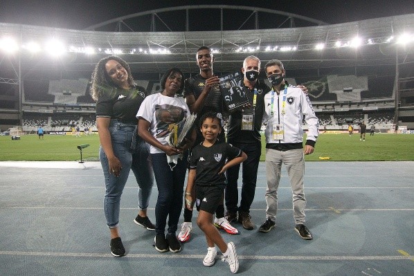 Foto: Vitor Silva/BotafogoKanu ao lado da família ao receber placa comemorativa das mãos de Freeland
