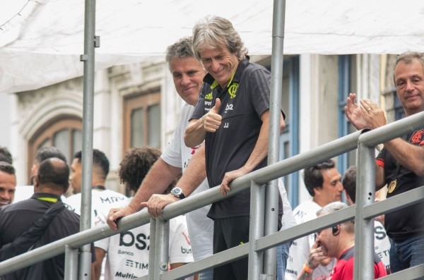 RJ - Rio de Janeiro - 24/11/2019 - Desfile do Flamengo - O tecnico Jorge Jesus na chegada do onibus do time do Flamengo para o desfile em carro aberto pela avenida Presidente Vargas no centro da cidade em comemoracao pelo campeonato da Copa Libertadores da America 2019. Foto: Barbara Dias/AGIF
