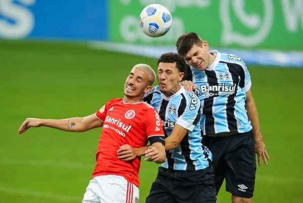 Grêmio x Internacional em campo pelo primeiro turno do Brasileirão. (Foto: Pedro H. Tesch/AGIF)