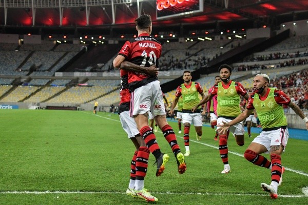 Flamengo comemorando vitória sobre o Atlético-MG. (Foto: Thiago Ribeiro/AGIF) 