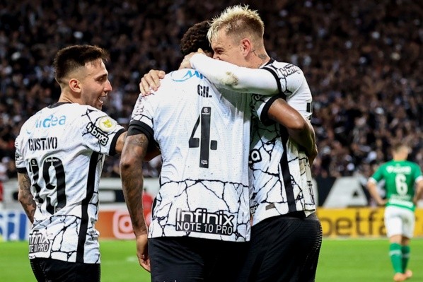 Corinthians comemorando gol contra a Chapecoense. (Foto: Marcello Zambrana/AGIF)