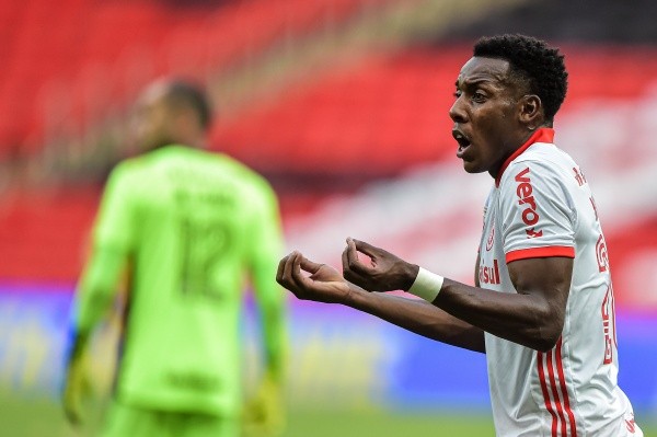 Foto:Thiago Ribeiro/AGIF – Moisés se recupera de desconforto muscular, mas ainda não é certeza para gre-Nal