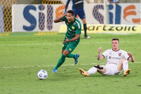 Foto: Gil Gomes/AGIF – João Lucas está se destacando no Cuiabá