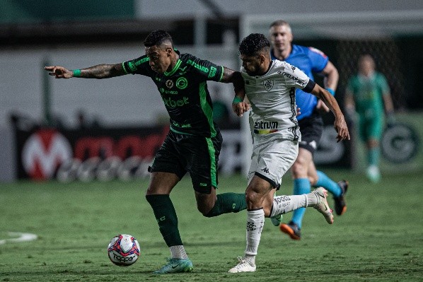 Foto: Heber Gomes/AGIF – Alef Manga em ação pelo Goiás