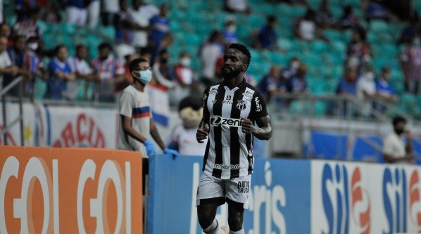 Mendonza foi o melhor jogador da partida (Foto: Jhony Pinho/AGIF)