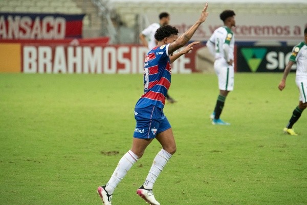 Foto: Kely Pereira/AGIF – Éderson já contribuiu com três gols e três assistências em 52 jogos pelo Fortaleza