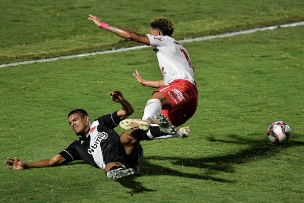 Foto: (Thiago Ribeiro/AGIF) - Nesta Série B, Léo Matos tem uma média de 1,4 desarmes por jogo Foto: (Thiago Ribeiro/AGIF) - Nesta Série B, Léo Matos tem uma média de 1,4 desarmes por jogo