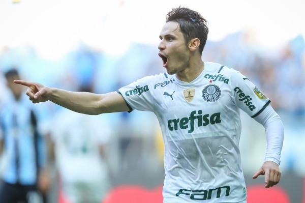 Foto: Pedro H. Tesch/AGIF -Raphael Veiga jogador do Palmeiras comemora seu gol durante partida contra o Grêmio