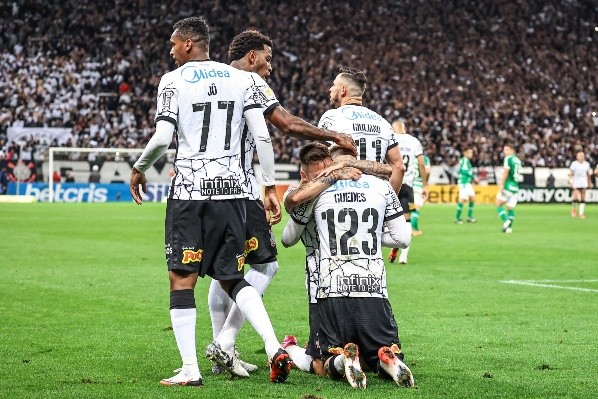 Jô é o atacante mais utilizado como camisa 9 por Sylvinho - Foto: Marcello Zambrana/AGIF Jô é o atacante mais utilizado como camisa 9 por Sylvinho - Foto: Marcello Zambrana/AGIF