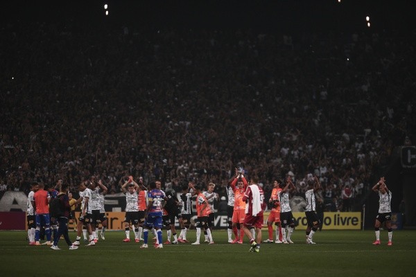 Foto: (Ettore Chiereguini/AGIF) - Jogadores do Corinthians agradecem o apoio da torcida na vitória sobre o Fortaleza, na Neo Química Arena