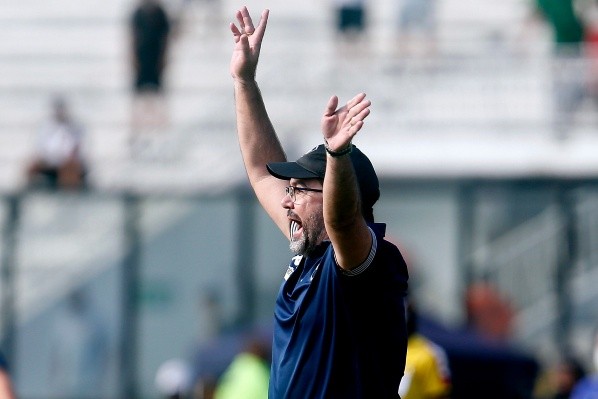 Enderson quer manter foco da equipe na Série B