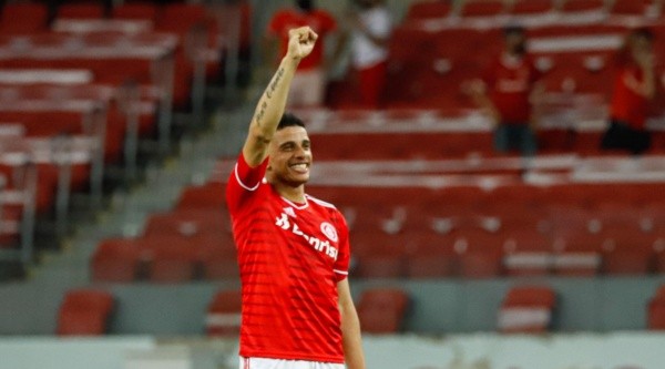 RS - Porto Alegre - 13/10/2021 - BRASILEIRO A 2021, INTERNACIONAL X AMERICA-MG - Taison jogador do Internacional comemora com a torcida apos a partida contra o America-MG no estadio Beira-Rio pelo campeonato Brasileiro A 2021. Foto: Maxi Franzoi/AGIF