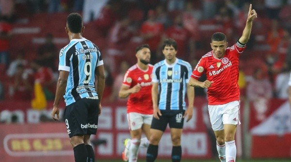 RS - Porto Alegre - 06/11/2021 - BRASILEIRO A 2021, INTERNACIONAL X GREMIO - Taison jogador do Internacional comemora seu gol durante partida contra o Gremio no estadio Beira-Rio pelo campeonato Brasileiro A 2021. Foto: Pedro H. Tesch/AGIF