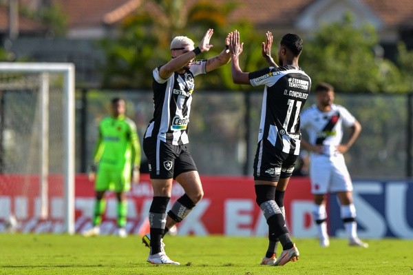 Navarro e Diego Gonçalves marcaram na partida