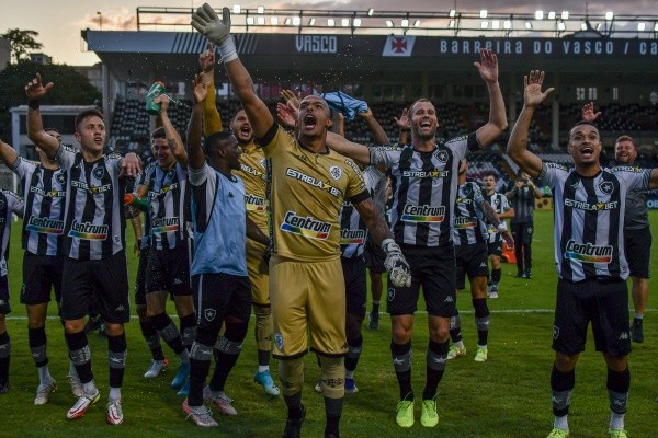 Foto: (Thiago Ribeiro/AGIF) - Jogadores do Botafogo comemoram com sua torcida a vitória histórica contra o Vasco