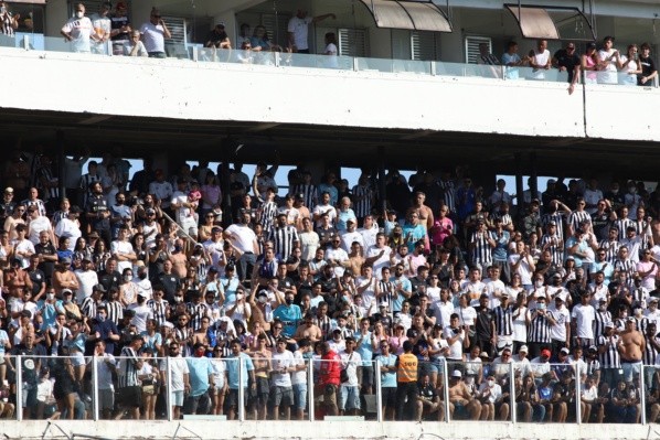 Foto: (Fernanda Luz/AGIF) - 13.165 torcedores santistas estiveram presentes na Vila Belmiro