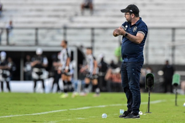 Enderson exaltou o elenco e o clube em coletiva