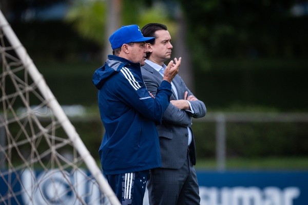 Foto: Bruno Haddad/Cruzeiro – Luxa e Sérgio Rodrigues acompanham treino na Toca. “Apalavrados” para 2022