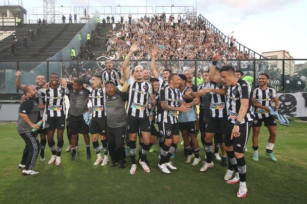 Foto: Vítor Silva/Botafogo – O elenco da Estrela Solitária comemorou com a torcida do Fogão o domingo potente e histórico do Bota