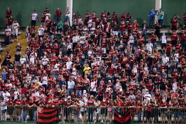 Torcida do Flamengo na Arena Condá. (Foto: Dinho Zanotto/AGIF)