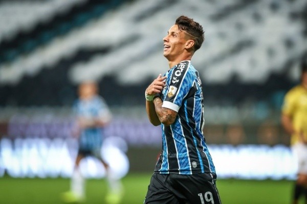 Foto: Lucas Uebel/Grêmio FBPA – Ferreira teve inchaço por causa de pancada no Gre-nal e sai do time contra o Fluminense