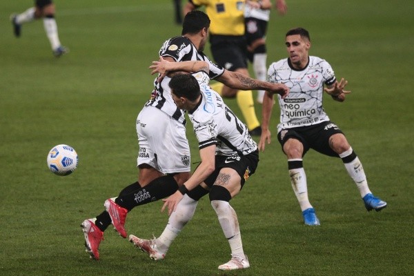 Corinthians em campo. (Foto: Ettore Chiereguini/AGIF)