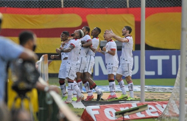 Jogadores do Vitória comemorando gol. (Foto: Jhony Pinho/AGIF)