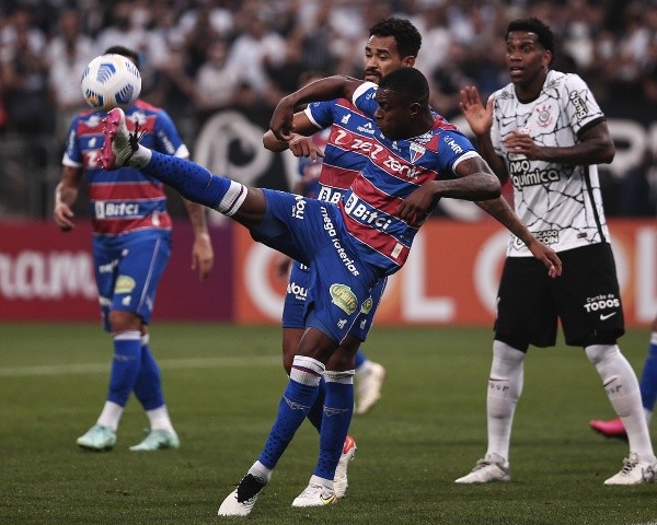 Corinthians em campo pelo Brasileirão. (Foto: Ettore Chiereguini/AGIF)