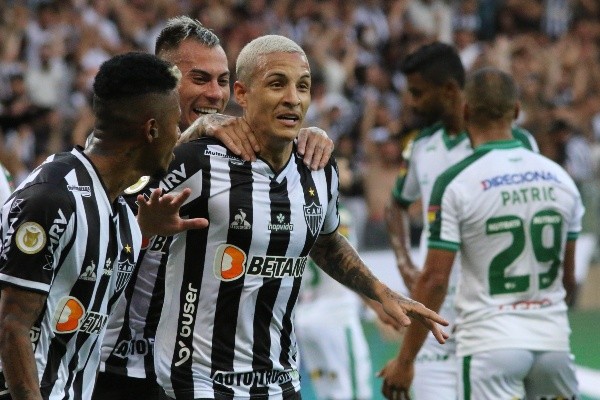 Atlético-MG comemorando gol. (Foto: Fernando Moreno/AGIF)