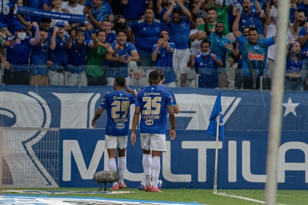 Cruzeiro comemorando gol em jogo com Brusque. (Foto: Alessandra Torres/AGIF)