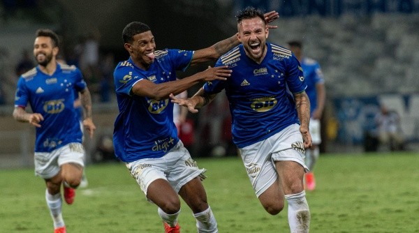 MG - Belo Horizonte - 09/11/2021 - BRASILEIRO B 2021 CRUZEIRO X BRUSQUE - Giovanni jogador do Cruzeiro comemora seu gol durante partida contra o Brusque no estadio Mineirao pelo campeonato Brasileiro B 2021. Foto: Alessandra Torres/AGIF MG - Belo Horizonte - 09/11/2021 - BRASILEIRO B 2021 CRUZEIRO X BRUSQUE - Giovanni jogador do Cruzeiro comemora seu gol durante partida contra o Brusque no estadio Mineirao pelo campeonato Brasileiro B 2021. Foto: Alessandra Torres/AGIF