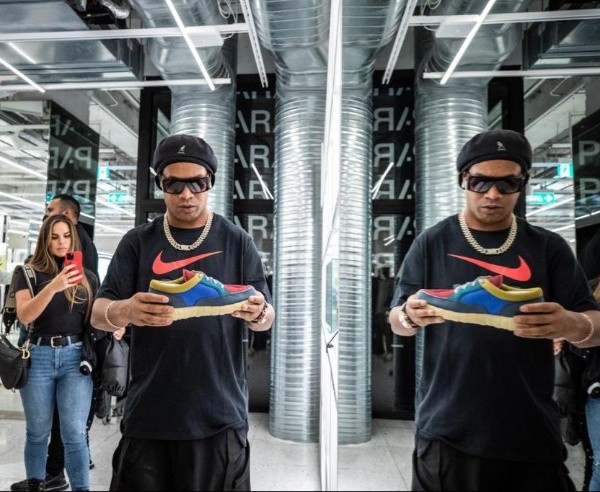 R10 e Bruna Cramer (ao fundo) em evento