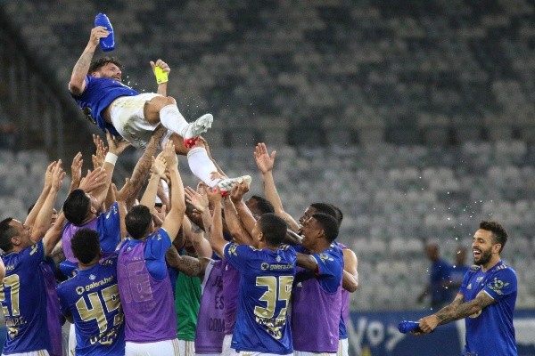 Rafael Sóbis é jogado para cima pelos companheiros